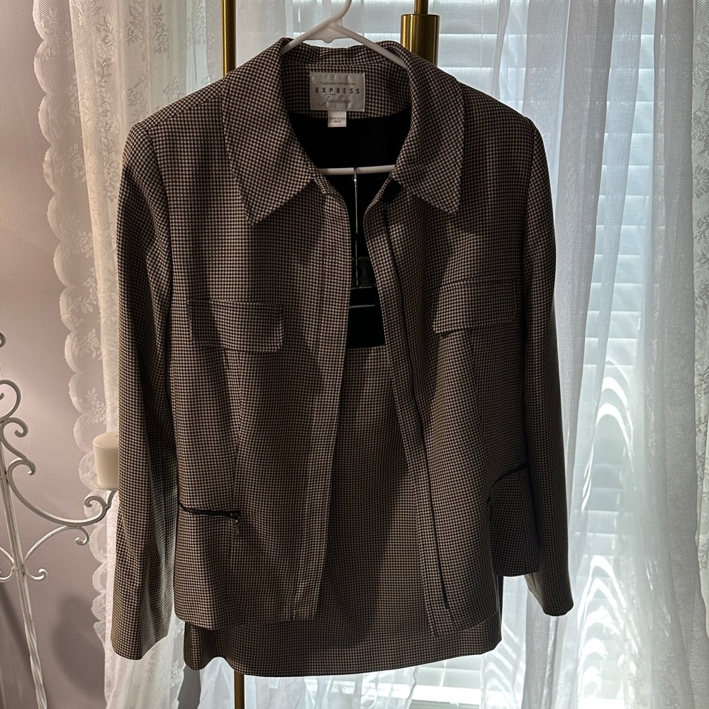 Vintage Women's Black and Tan Houndstooth Blazer and Skirt Set